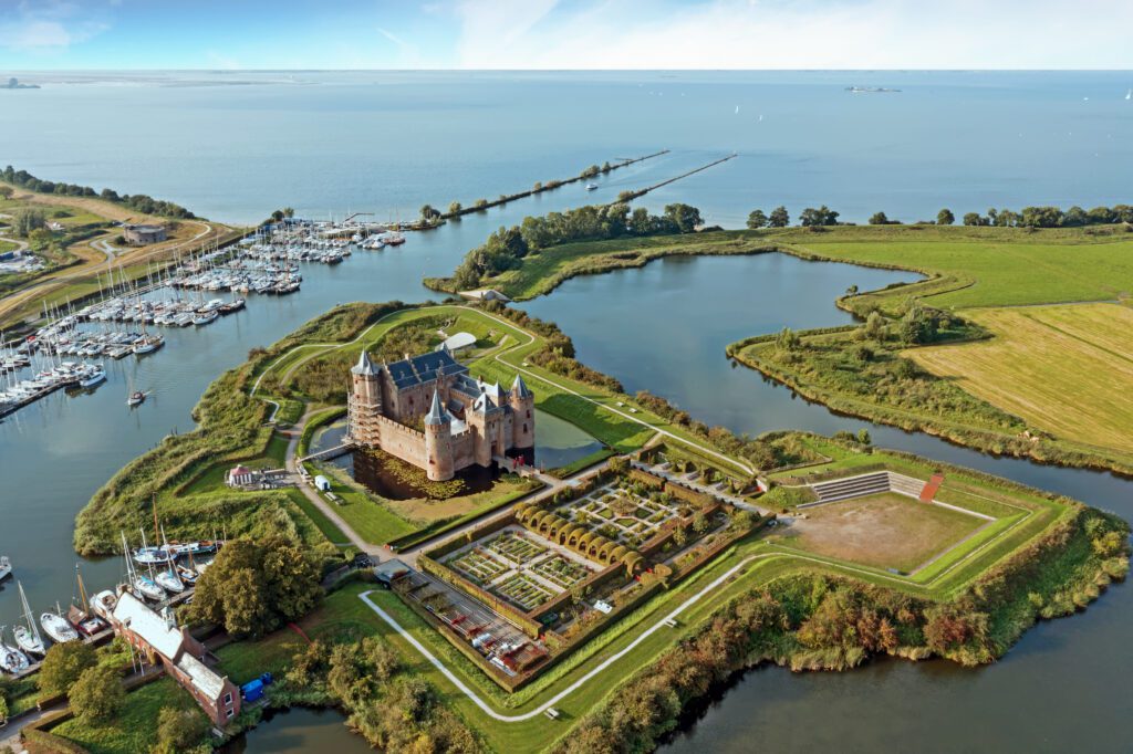 Flygfoto över slottet Muiderslot i Muiden, IJsselmeer, Nederländerna