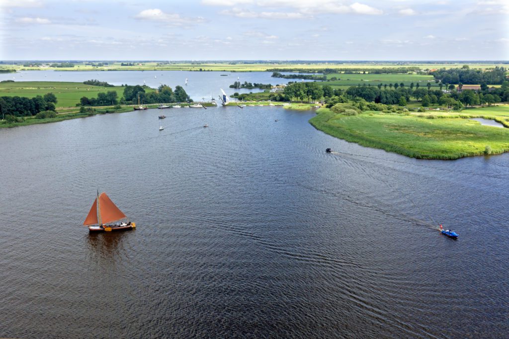 Flygfoto över segelbåtar på Sneekermeer i Friesland, Nederländerna