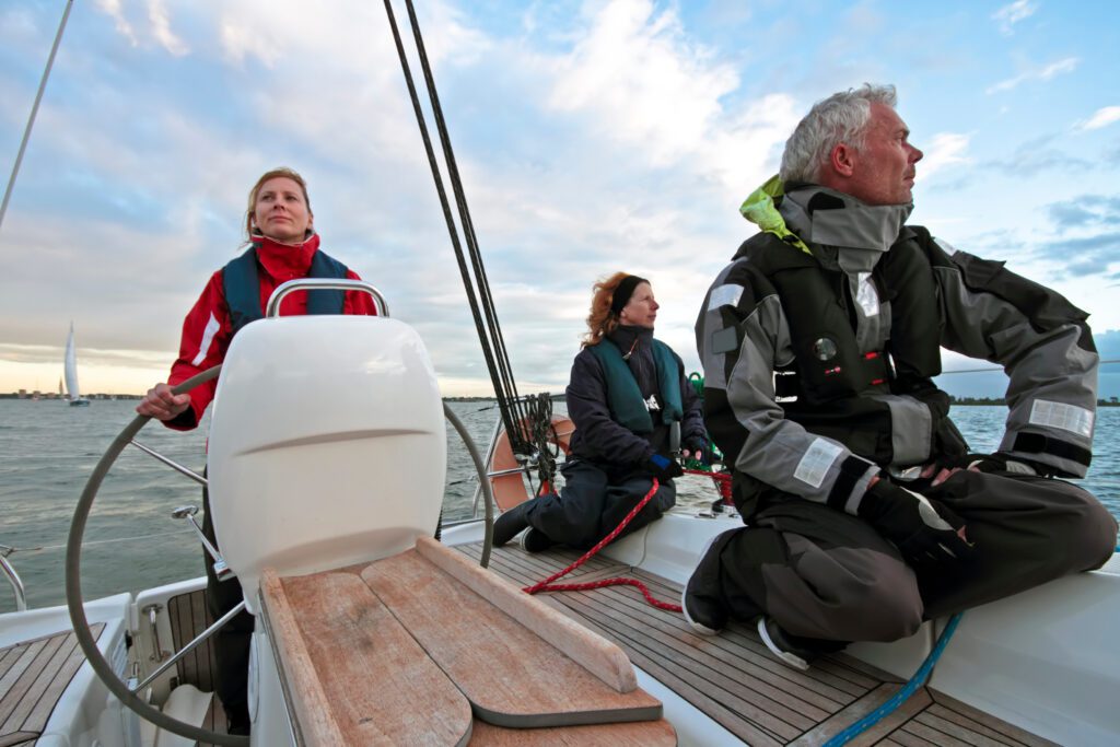Segling på Ijsselsjön i solnedgången från Lelystad, Nederländerna