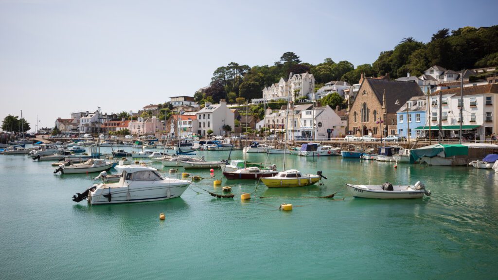 Het oude vissersdorp St Aubin, op het Kanaaleiland Jersey