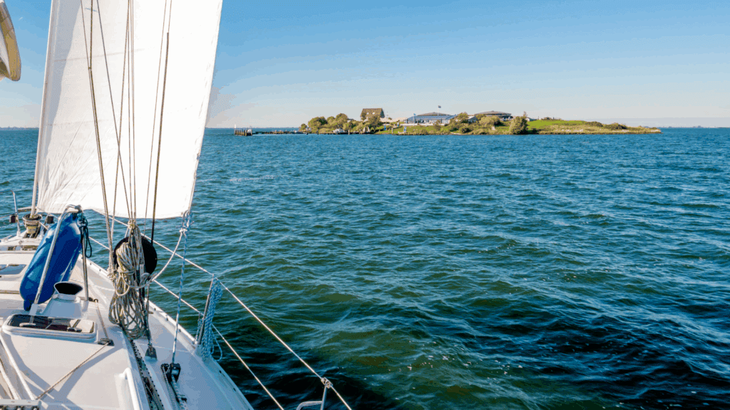 Voilier naviguant vers l'île du Fort Pampus sur le lac IJmeer près de Marina Muiderzand, une des plus belles marinas des Pays-Bas