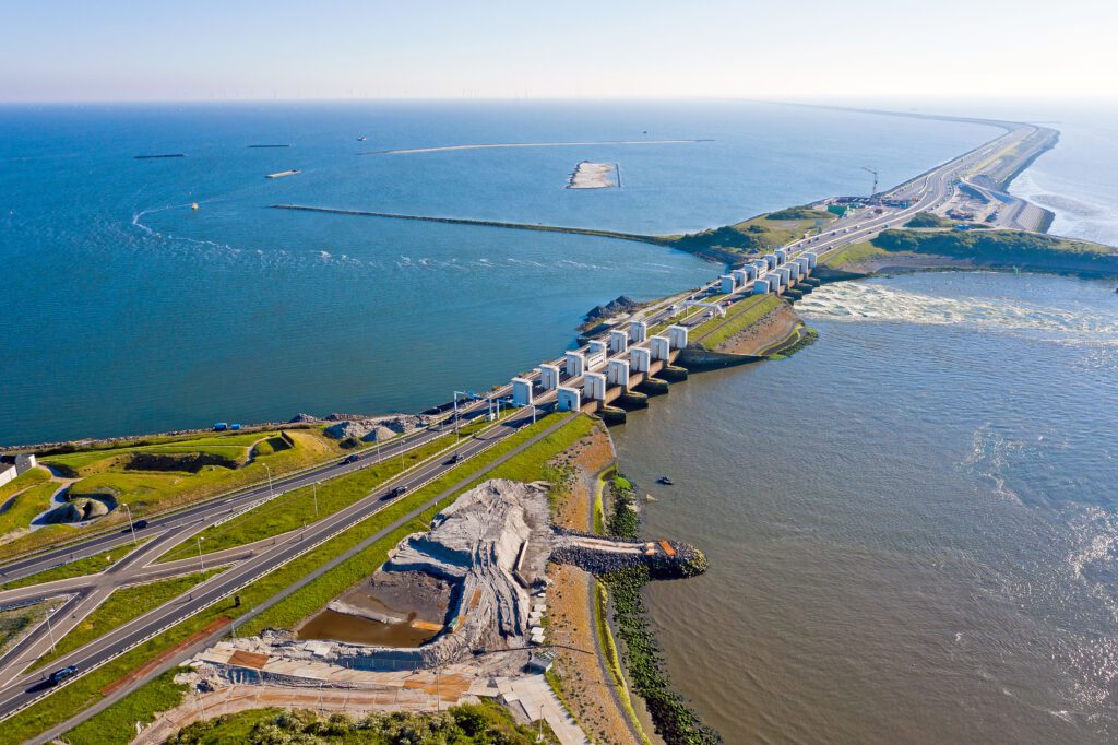 Flygfoto över Kronwerderzand-slussarna vid Afsluitdijk i Nederländerna