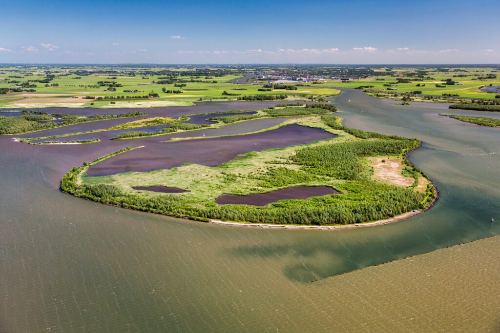 Flygfoto över Ketelmeer mellan polderna Noordoostpolder och Flevopolder