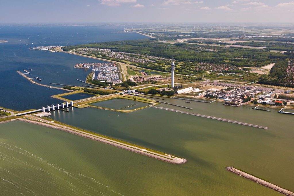 Flygfoto över Houtrib-slussen som skiljer Ijsselmeer (Deko Marina Lelystad) från Markermeer (Lelystad Haven)