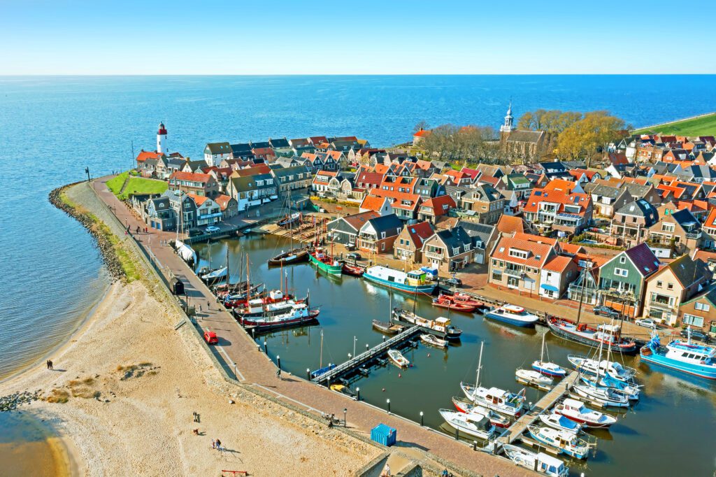 Flygfoto över den historiska stadskärnan i byn Urk, Flevoland