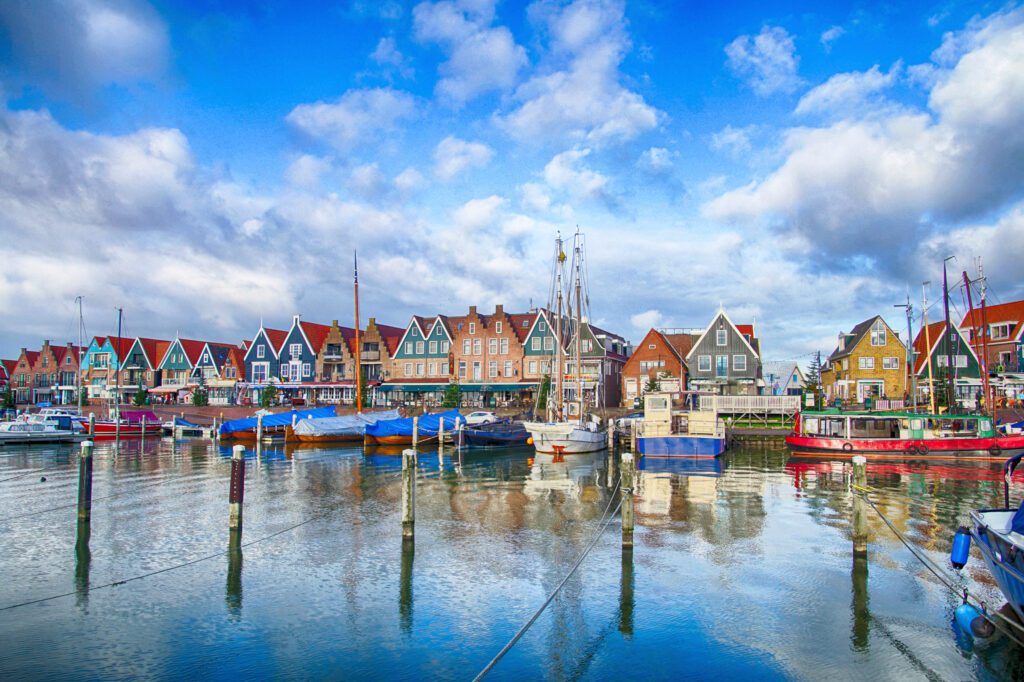 Utsikt över strandpromenaden i den historiska byn Volendam, kommunen Edam-Volendam, Noord-Holland