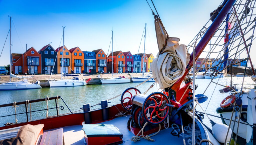 Den gamla hamnen i Stavoren vid IJsselmeer