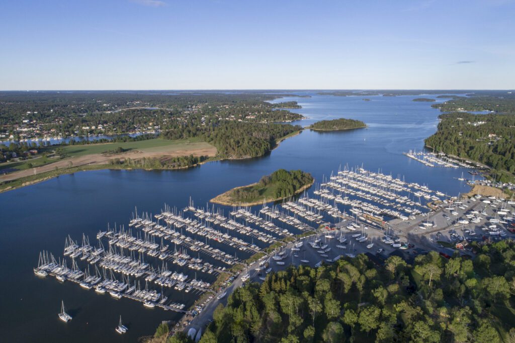 Flygfoto över Svinninge Marina i Sverige