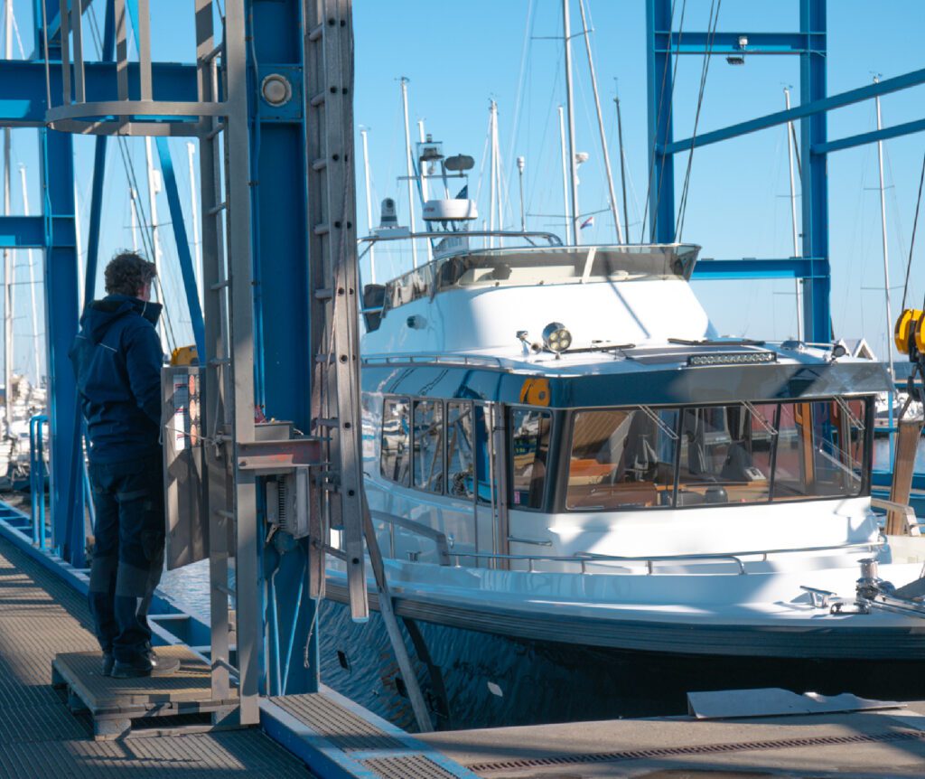 Flevo Marina boat handling