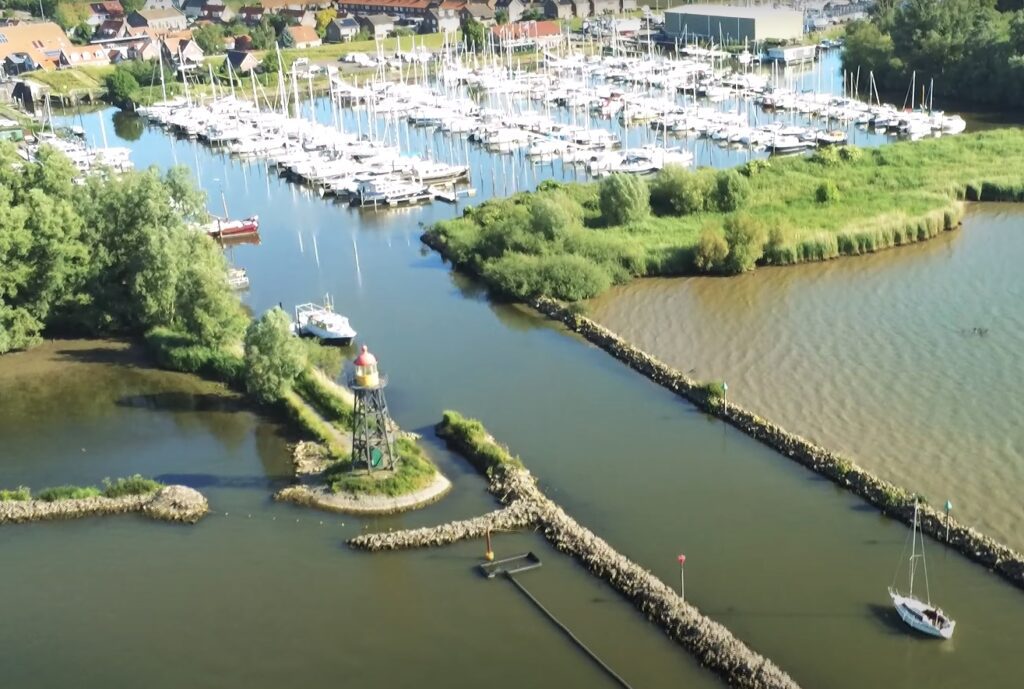 Boat entering Jachthaven Strijensas