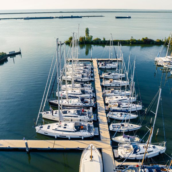 Die in den 90er Jahren installierten schwimmenden Pontons von Deko Marina Lelystad